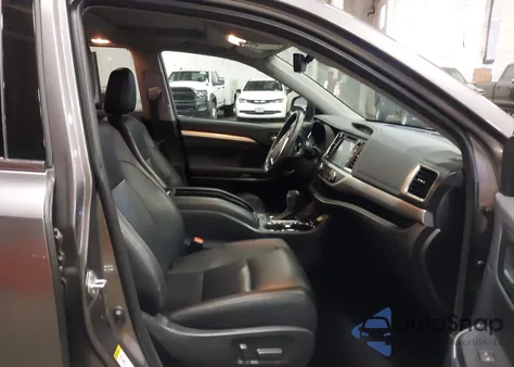 2019 Toyota Highlander Xle z USA, uszkodzony, nr VIN 5TDJZRFH1KS590656